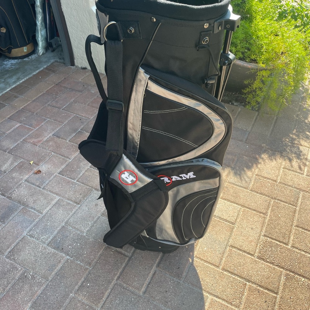 RAM golf stand bag with double shoulder strap .
No club dividers